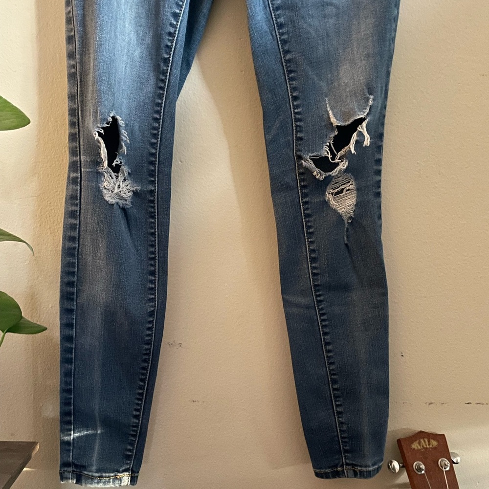 Universal Thread | Distressed Jeans | Size 0/25R - Picture 3 of 5